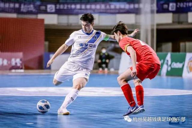 曼城在十人作战中以1-0战胜曼联，哈兰德打入制胜球